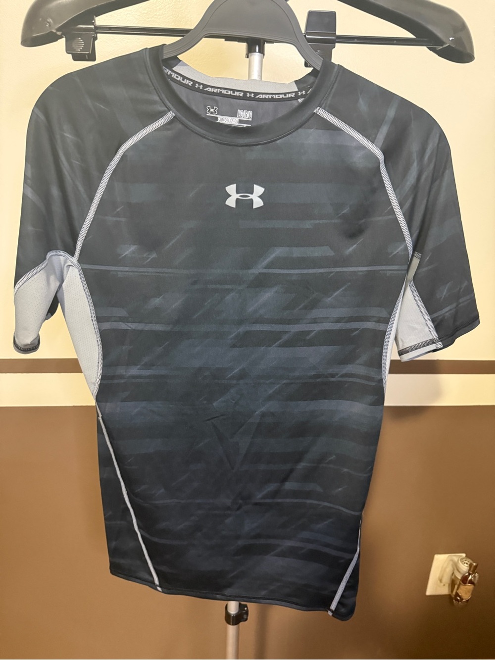 Under Armour Men’s Black and Gray Short Sleeve Performance Top Size Large NWOT